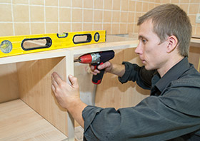 Houten keuken plaatsen